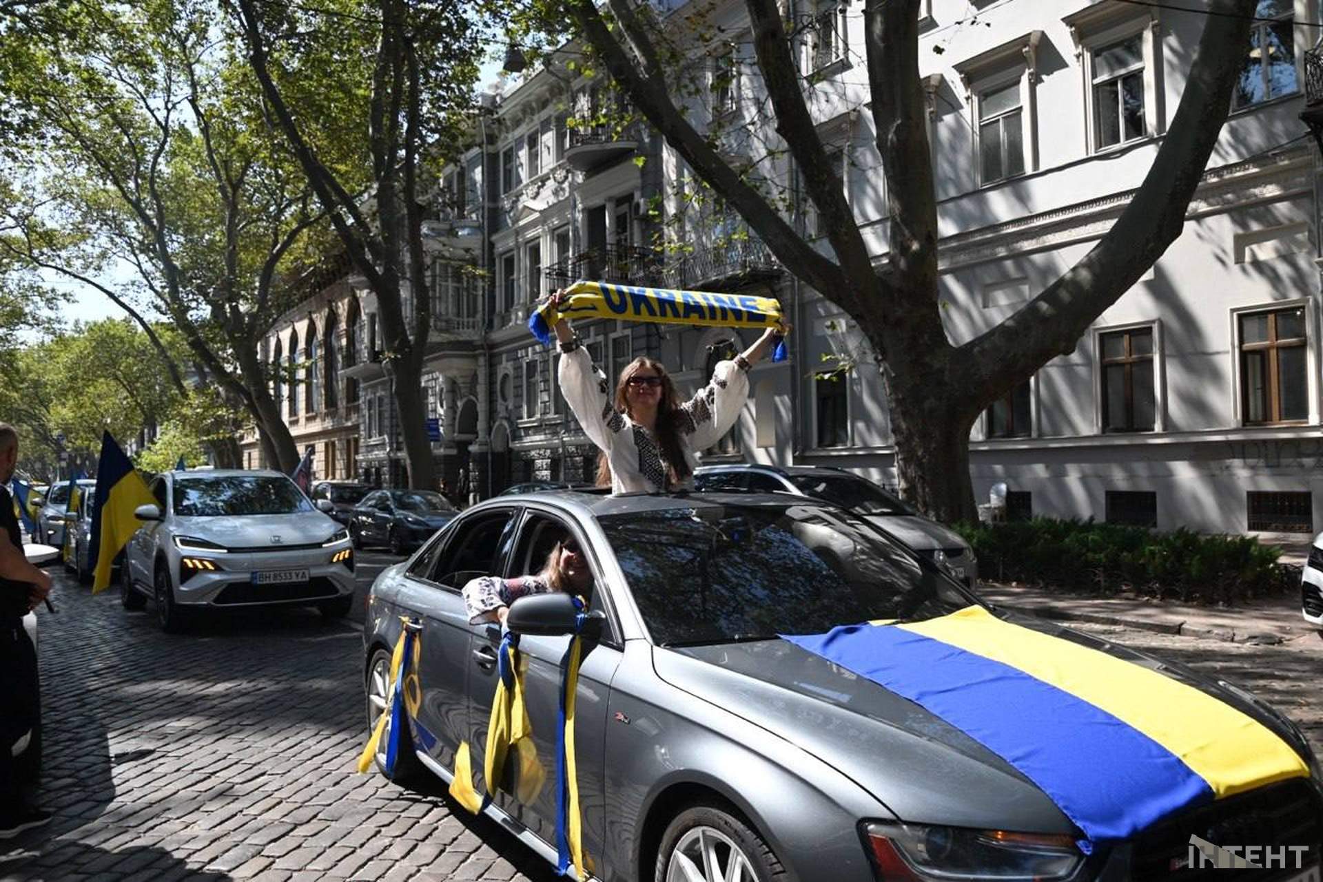 Одесити влаштували автопробіг із прапорами та фаєрами до Дня Незалежності
