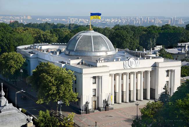 Двое нардепов-одесситов угодили в список возможных взяточников в финансовом комитете Верховной Рады