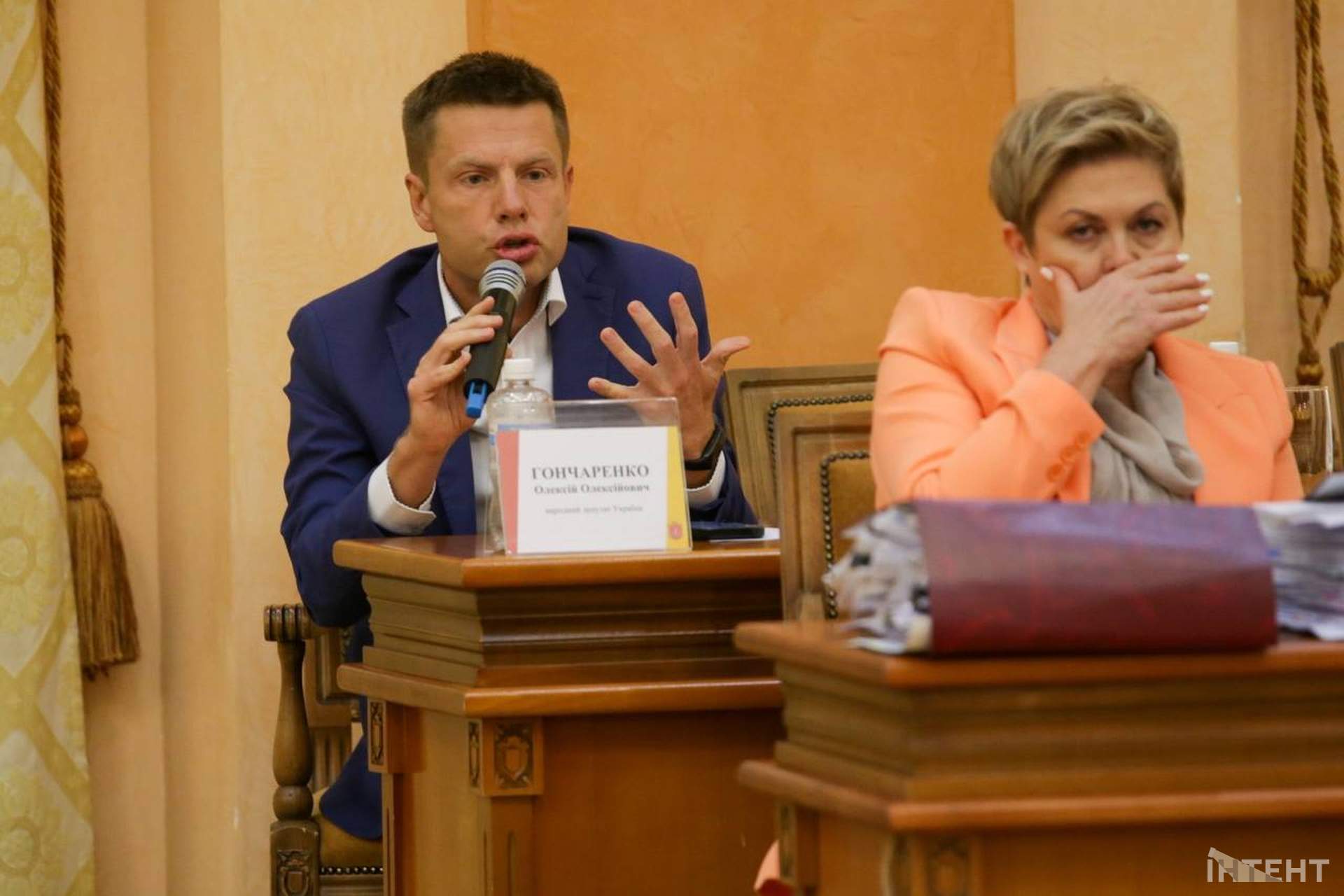 Бурхлива сесія та мітинг у світлинах Інтента