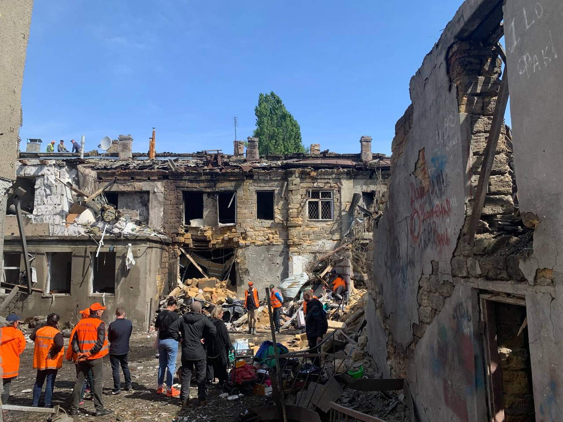 Наслідки влучання російського дрона в житлові будинки Одеси у світлинах