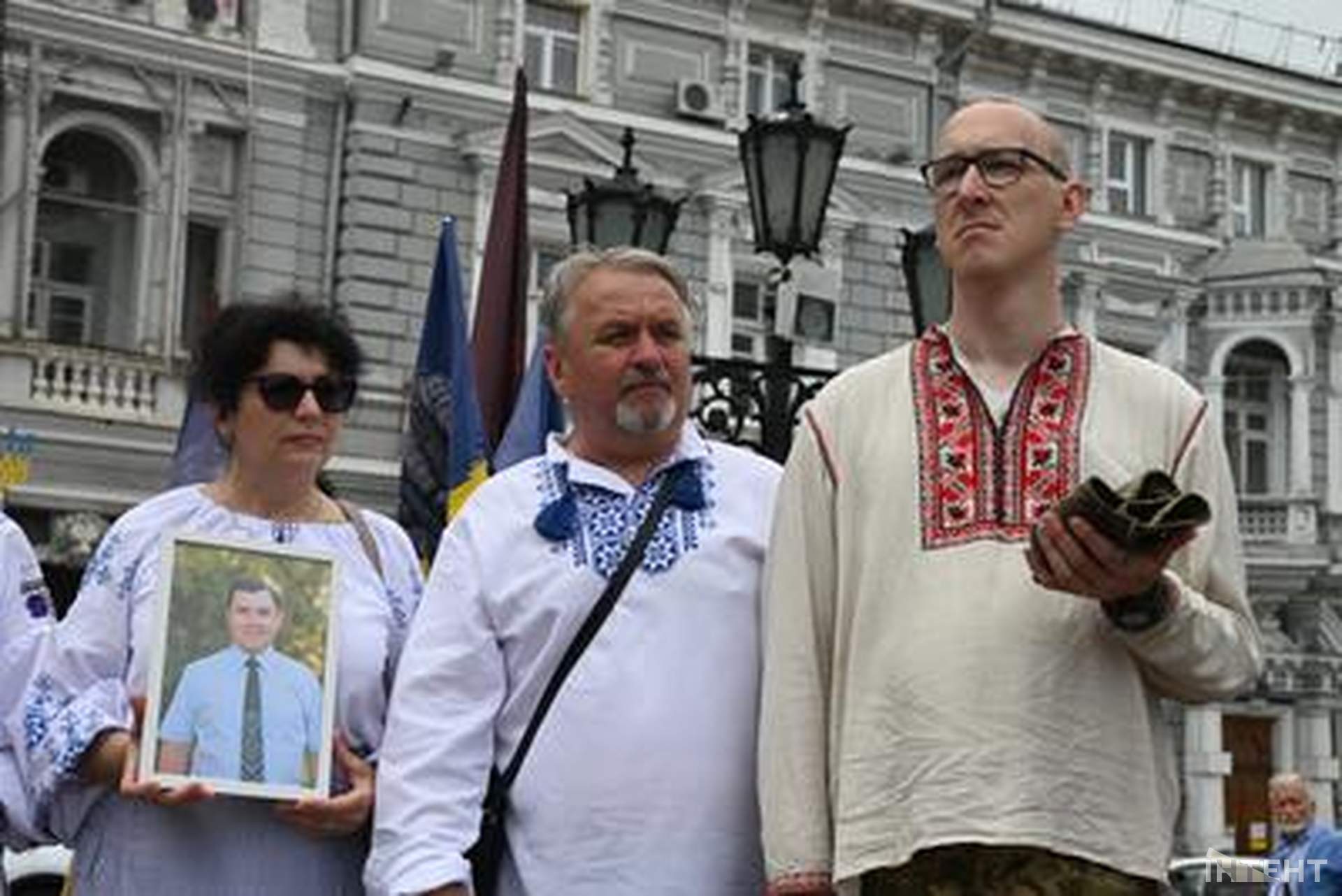 Лампадки, стрічки та хода пам’яті: в Одесі відбулася акція до Дня вишиванки