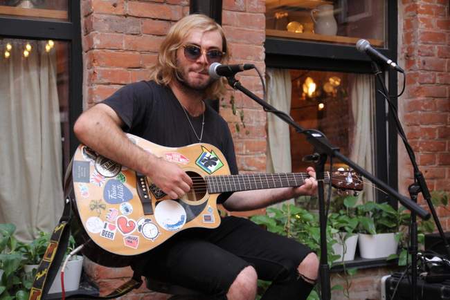 Музикант Євгеній Пельтек. ФОТО: КУСТ