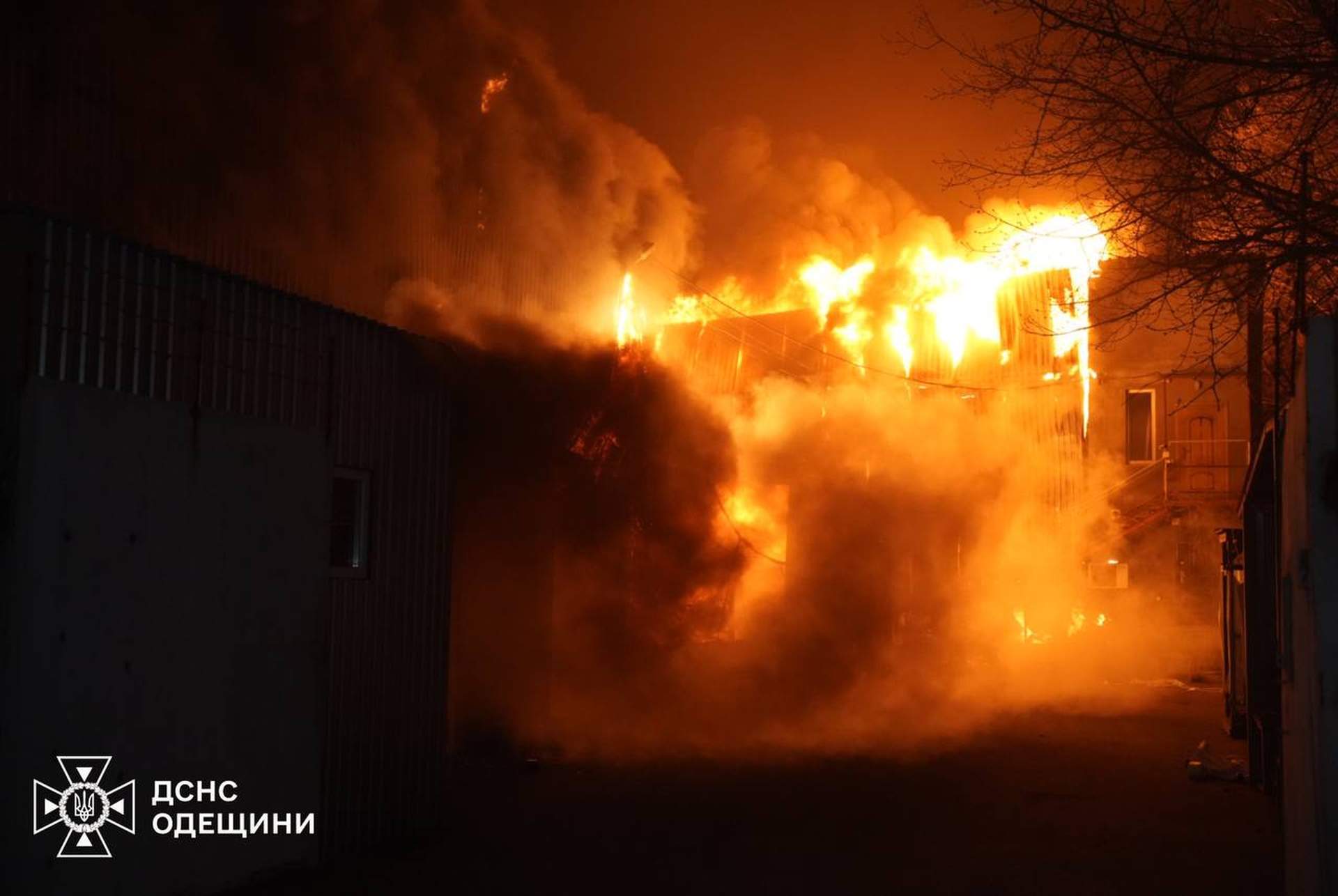 Дрони росіян спалили склад дитячих іграшок в Одесі