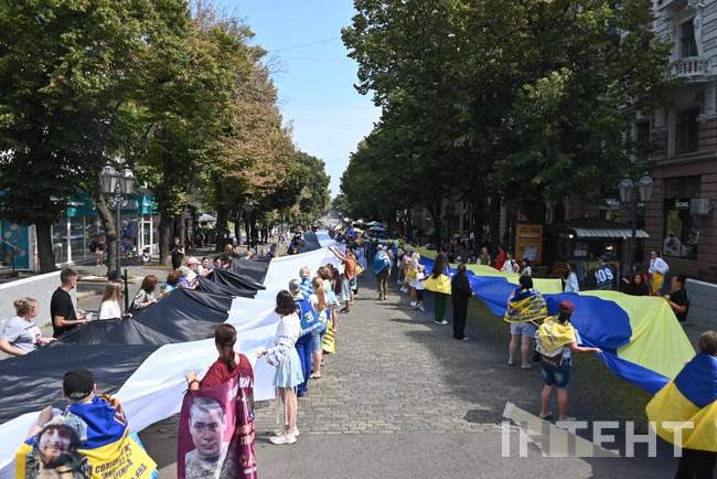 В Одесі пронесли 100-метрові прапори на підтримку полонених та зниклих
