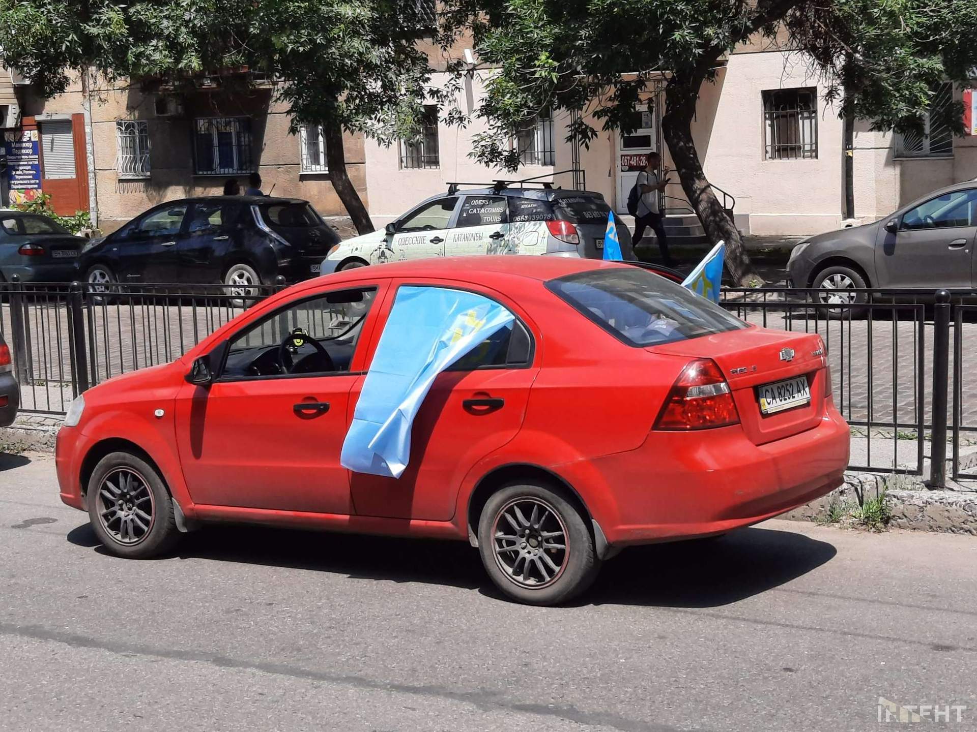 В Одесі влаштували мегамарш вишиванок та автопробіг до дня кримськотатарського прапору