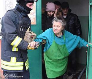Херсонські рятувальники долали наслідки обстрілів та евакуювали під час пожежі людей