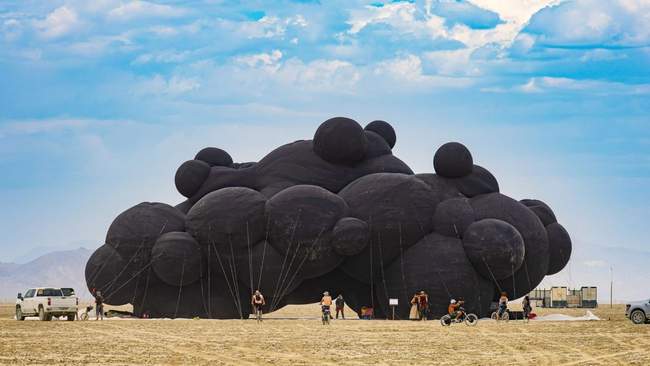 Артоб'єкт "Чорна хмара". ФОТО: Гурпріт Чавла/ dezeen.com