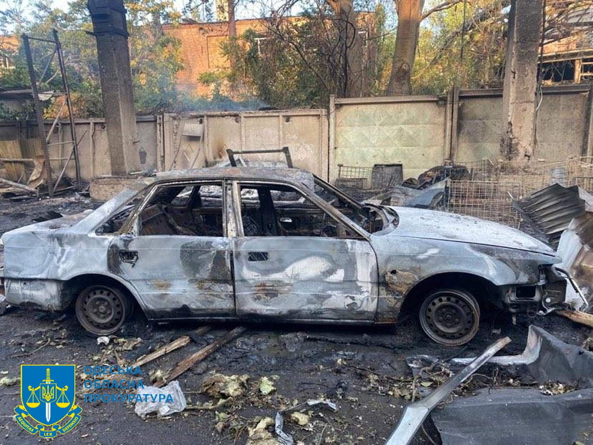 Супермаркет, гуртожиток житлові будинки: росіяни вночі обстріляли Одесу