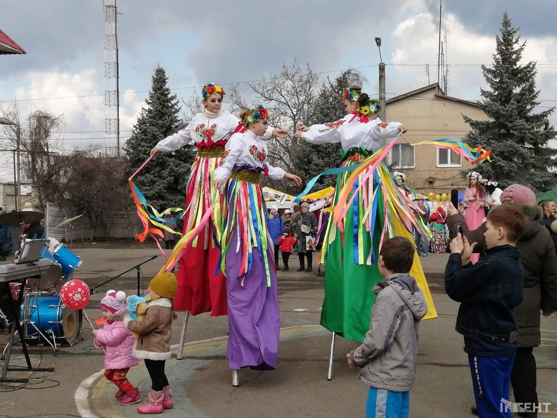Роздільна зустріла весну ярмарком млинців, піснями та частуванням