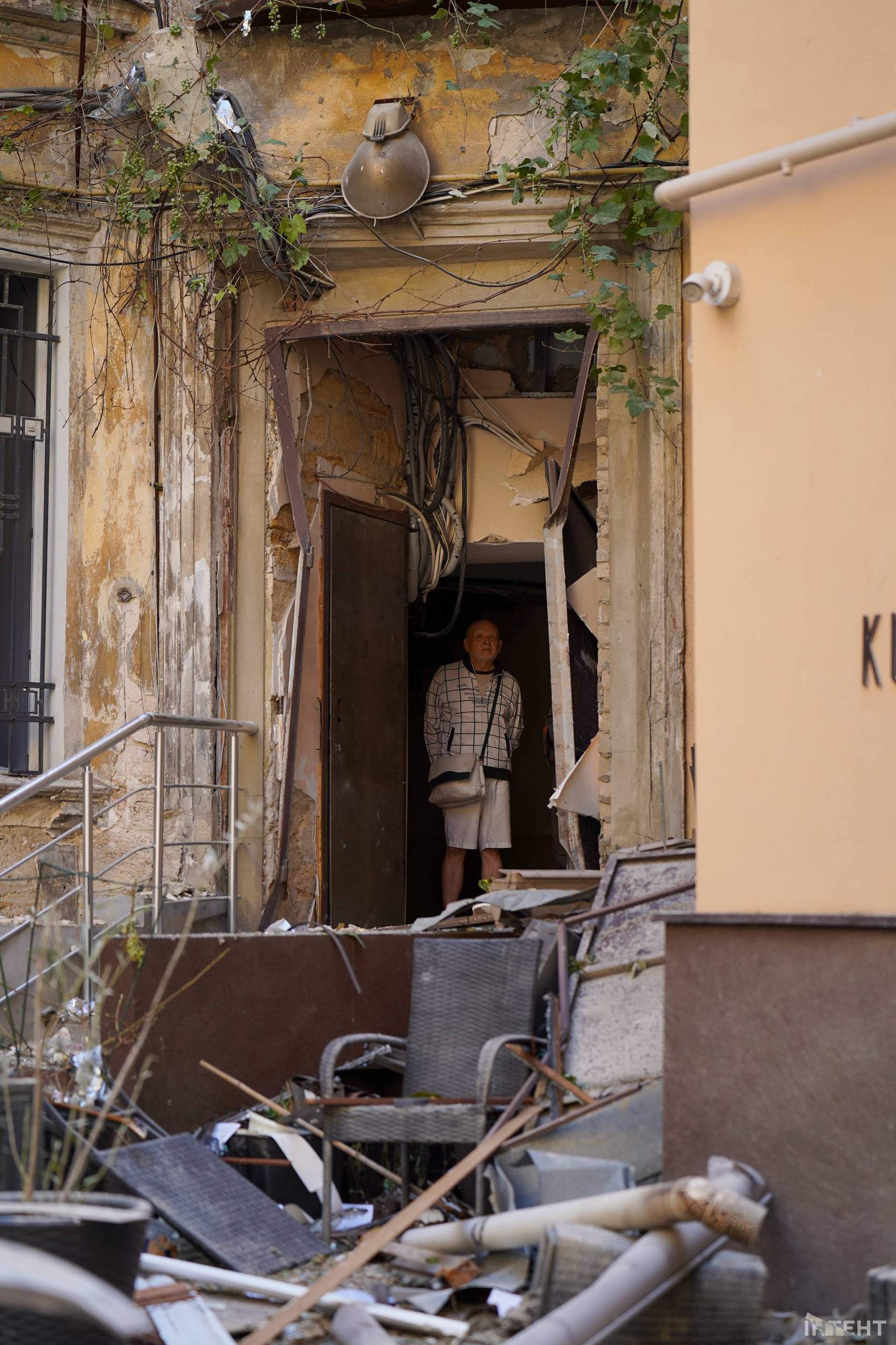 В Одесі після масованої атаки восьмеро постраждалих, згоріли автівки, зруйновані будинки