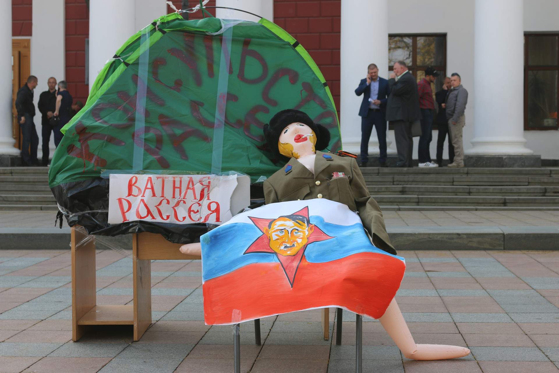 Сессия Одесского городского совета: палатка перед мэрией и "подарок" депутатам