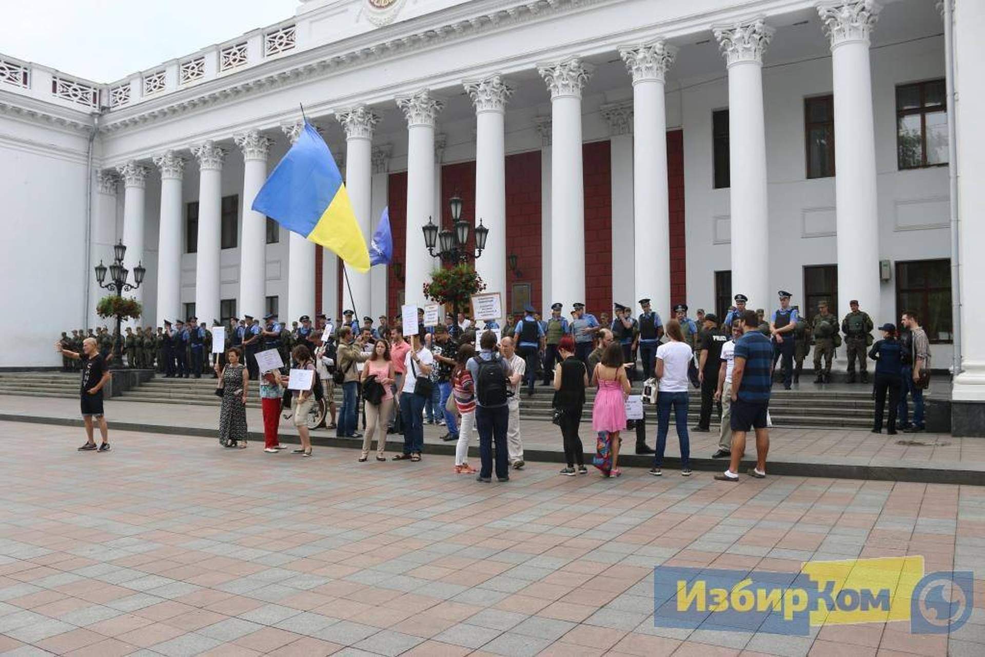 Неожиданная сессия Одесского горсовета: оцепление вокруг мэрии и сбор ради одного вопроса