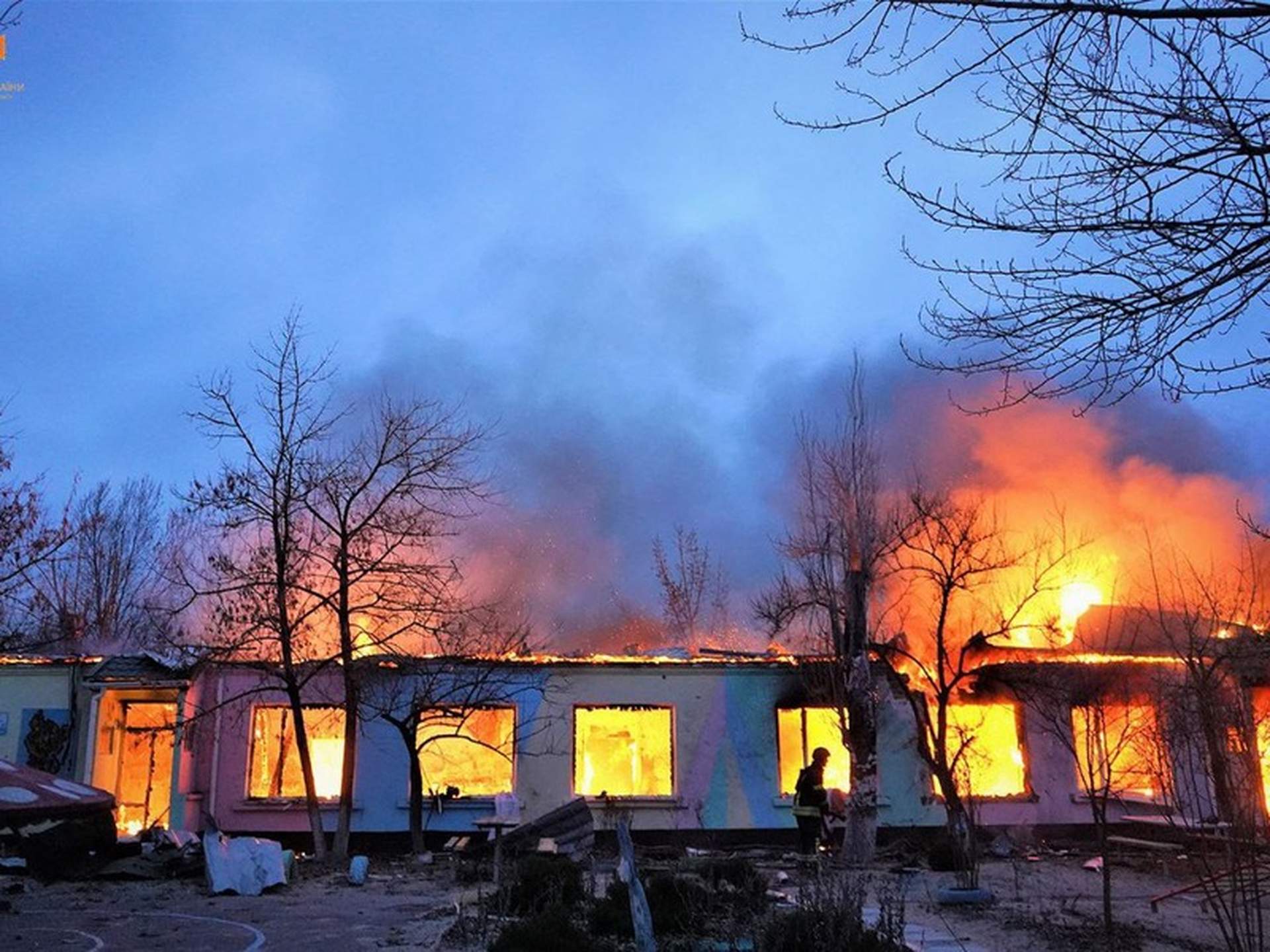 Через обстріли Херсонщини загорівся дитячий садок