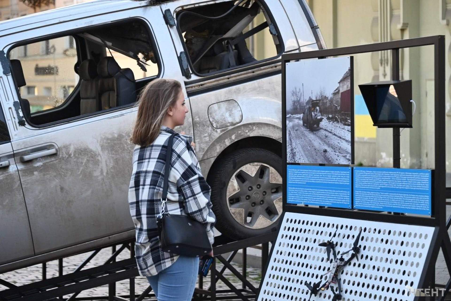 У центрі Одеси відкрили виставку про гуманітарні місії під обстрілами