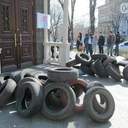 Перед дверью прокуратуры Одесской области сложили шины и повесили чучело