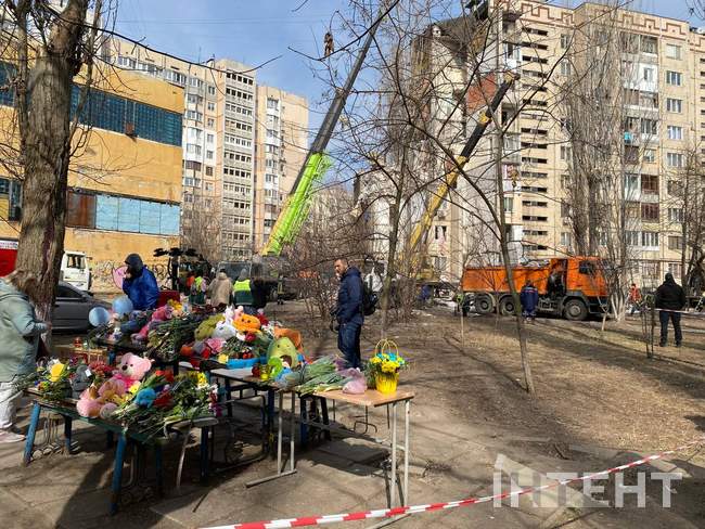 Одесити несуть квіти та іграшки на місце трагедії Фото: Інтент/Євгенія Гєнова