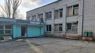 У Херсоні ворожі дрони скинули вибухівку на гуртожиток та завод