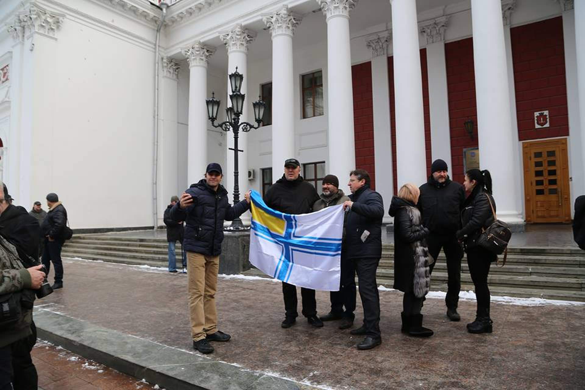 Возле Одесской мэрии подняли флаг ВМС Украины в поддержку военнопленных