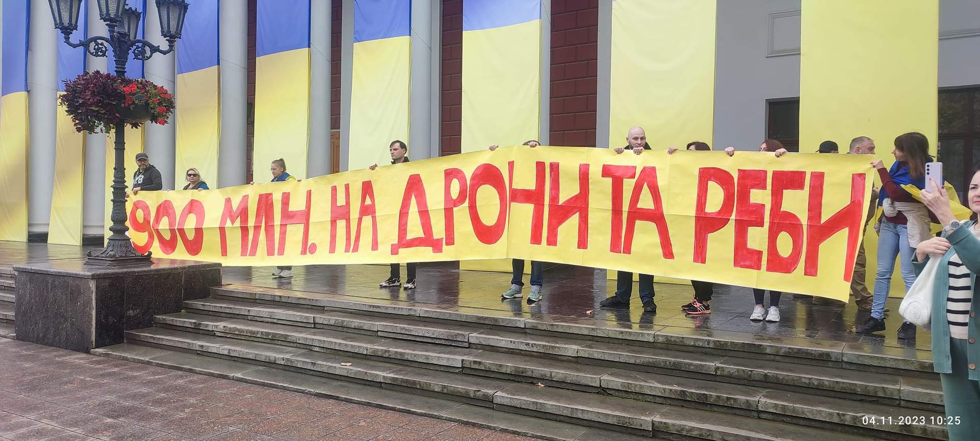 Одесити вийшли до будівлі мерії на ювілейну суботню акцію протесту проти недоцільних тендерів