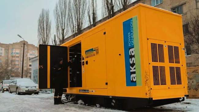 Генератор во дворе многоэтажки во дворе многоэтажки. ФОТО: ГСЧС Украины