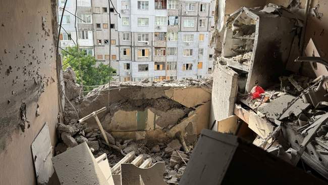 Наслідки атаки рф у Херсоні. ФОТО: suspilne.media