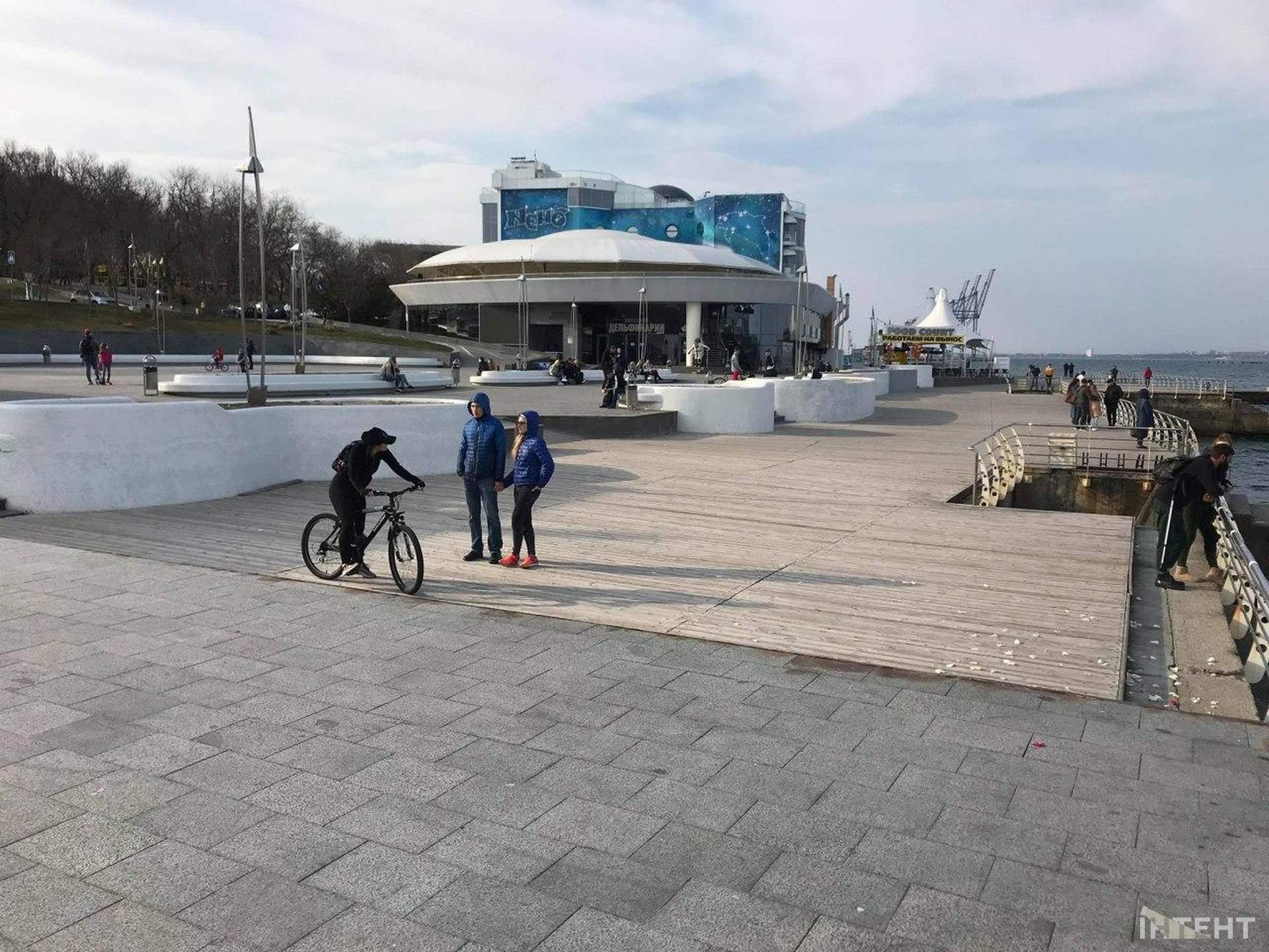 Вікенд на Ланжероні: смугасті стрічки не зупиняють одеситів, які вийшли погуляти