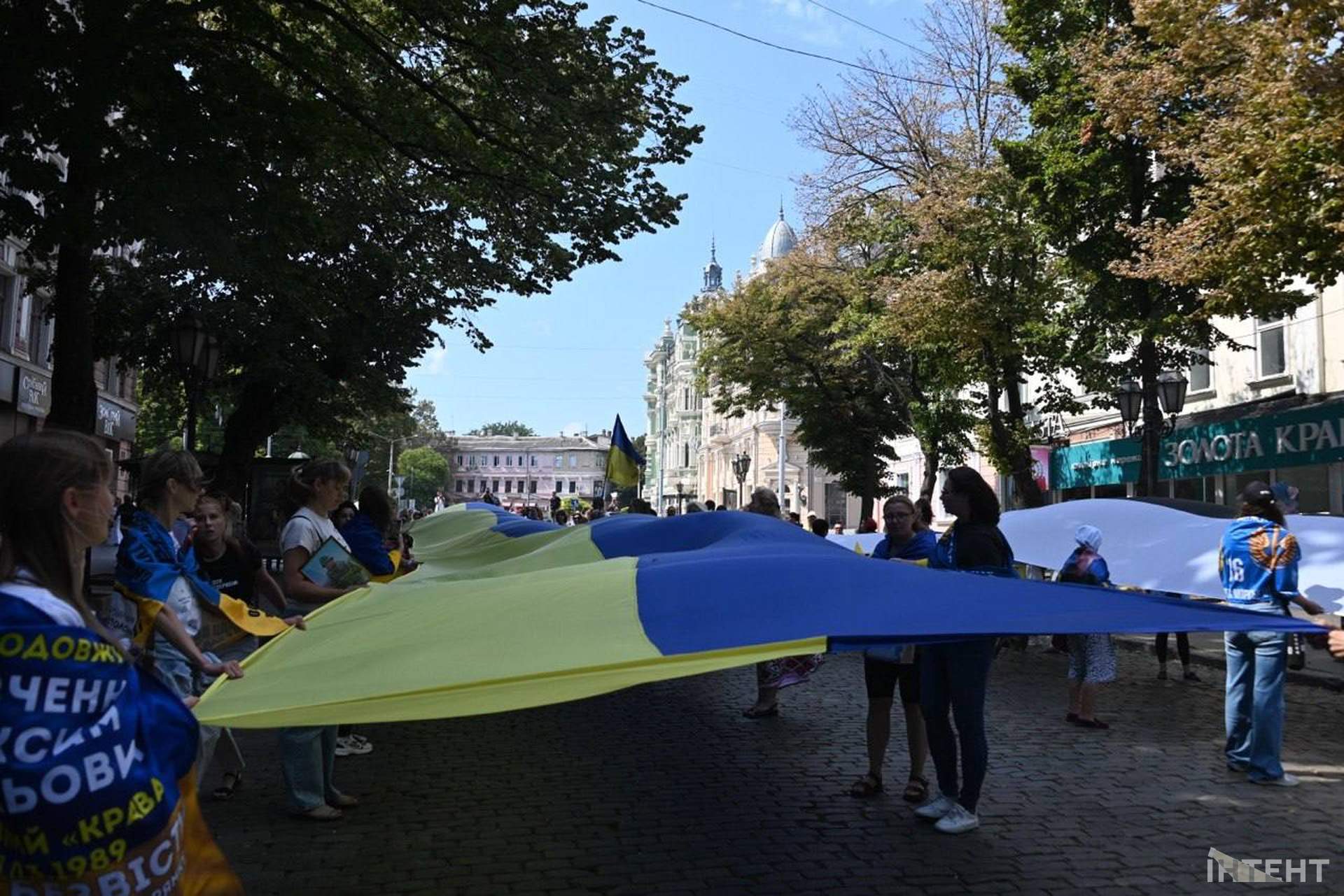 В Одесі пронесли 100-метрові прапори на підтримку полонених та зниклих
