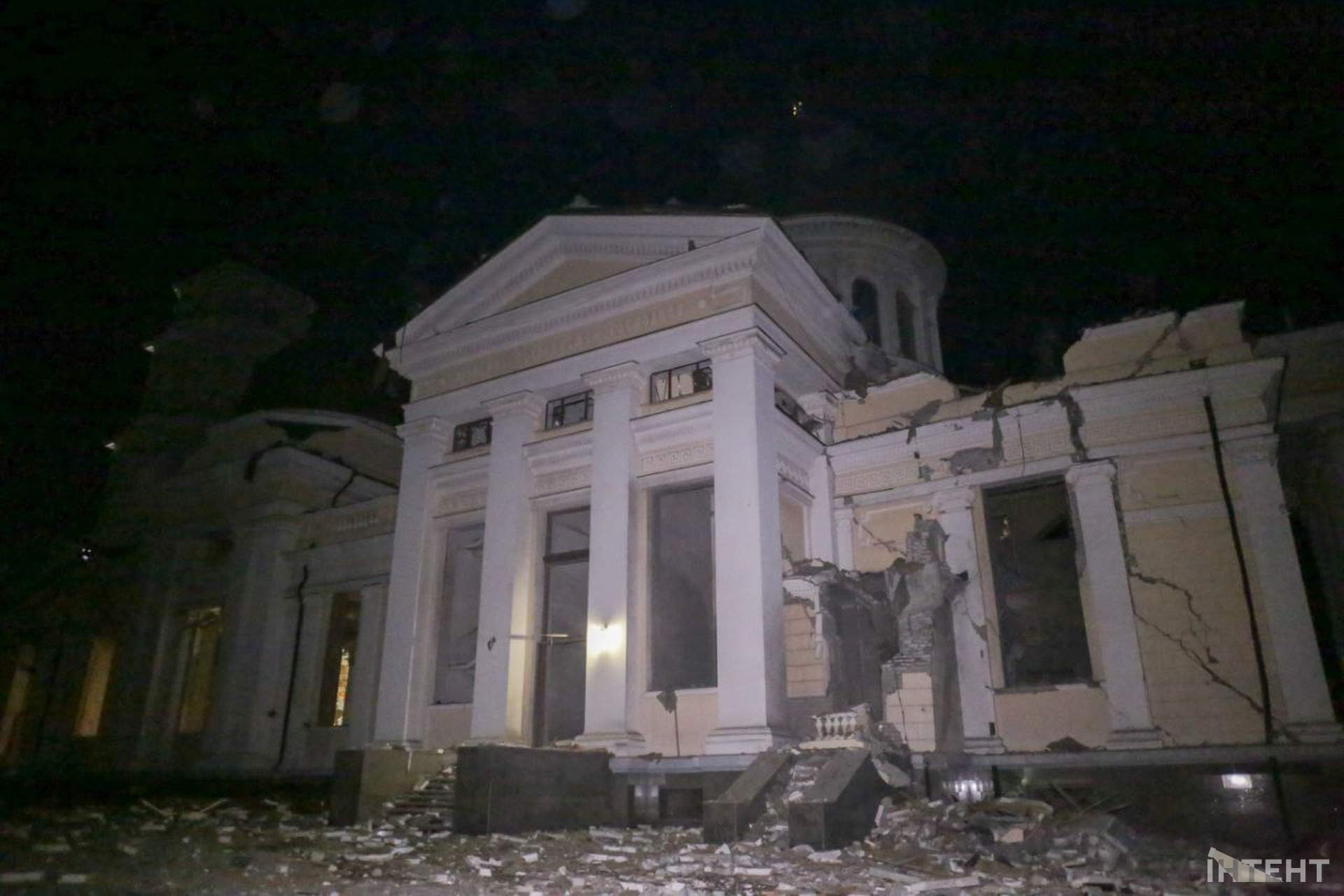 Наслідки нічної атаки росіян по Одесі в світлинах Інтента