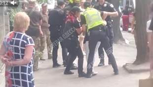 В Одесі взято у кайданки жінку, яка вчинила бійку з ТЦК