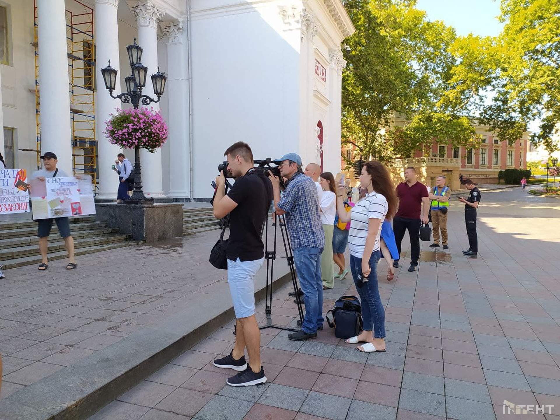 Протест під будівлею мерії через знесення друкарні Фесенка