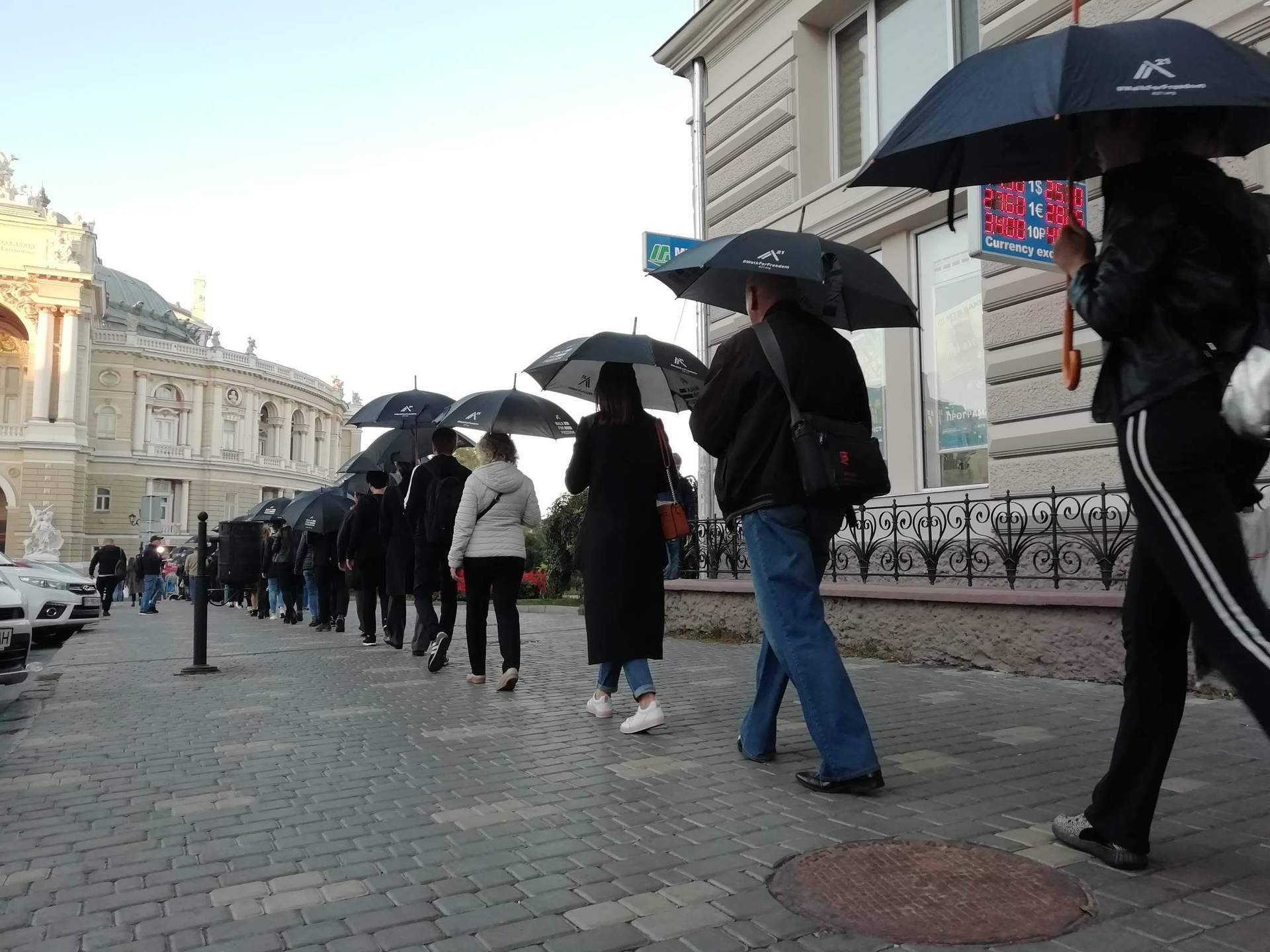 У чорному та з парасолями: в Одесі пройшла акція проти торгівлі людьми