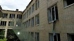 Окупанти влучили у школу на Херсонщині та продовжують охоту з дронів на людей