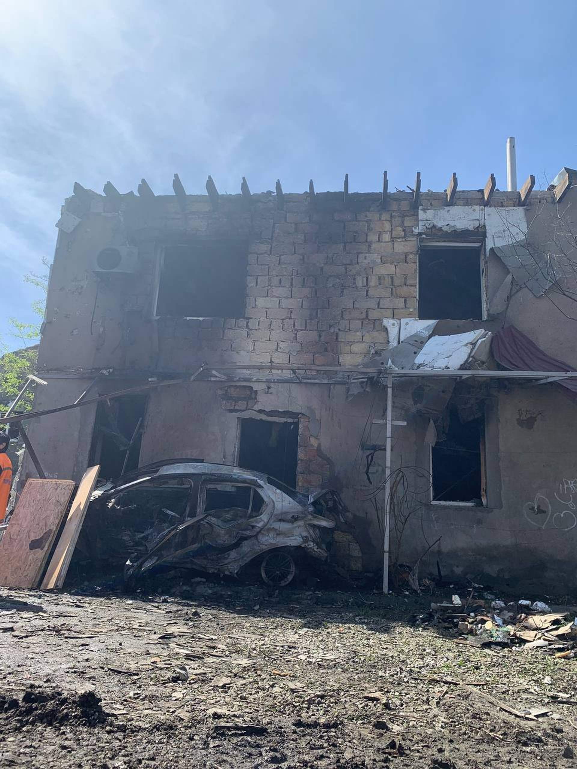 Наслідки влучання російського дрона в житлові будинки Одеси у світлинах