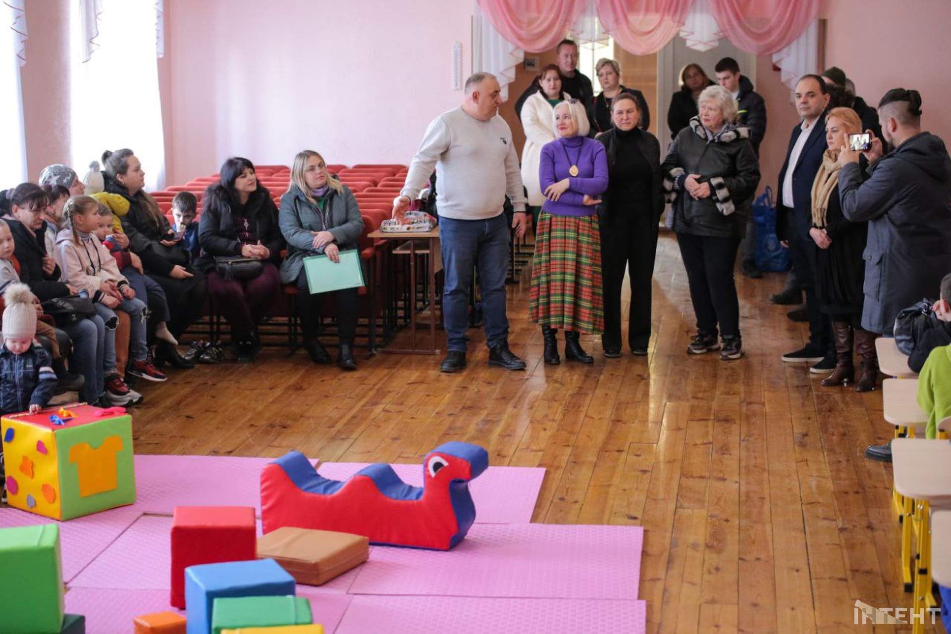 У постраждалому від обстрілу селищі на Одещині відкрили простір для дітей