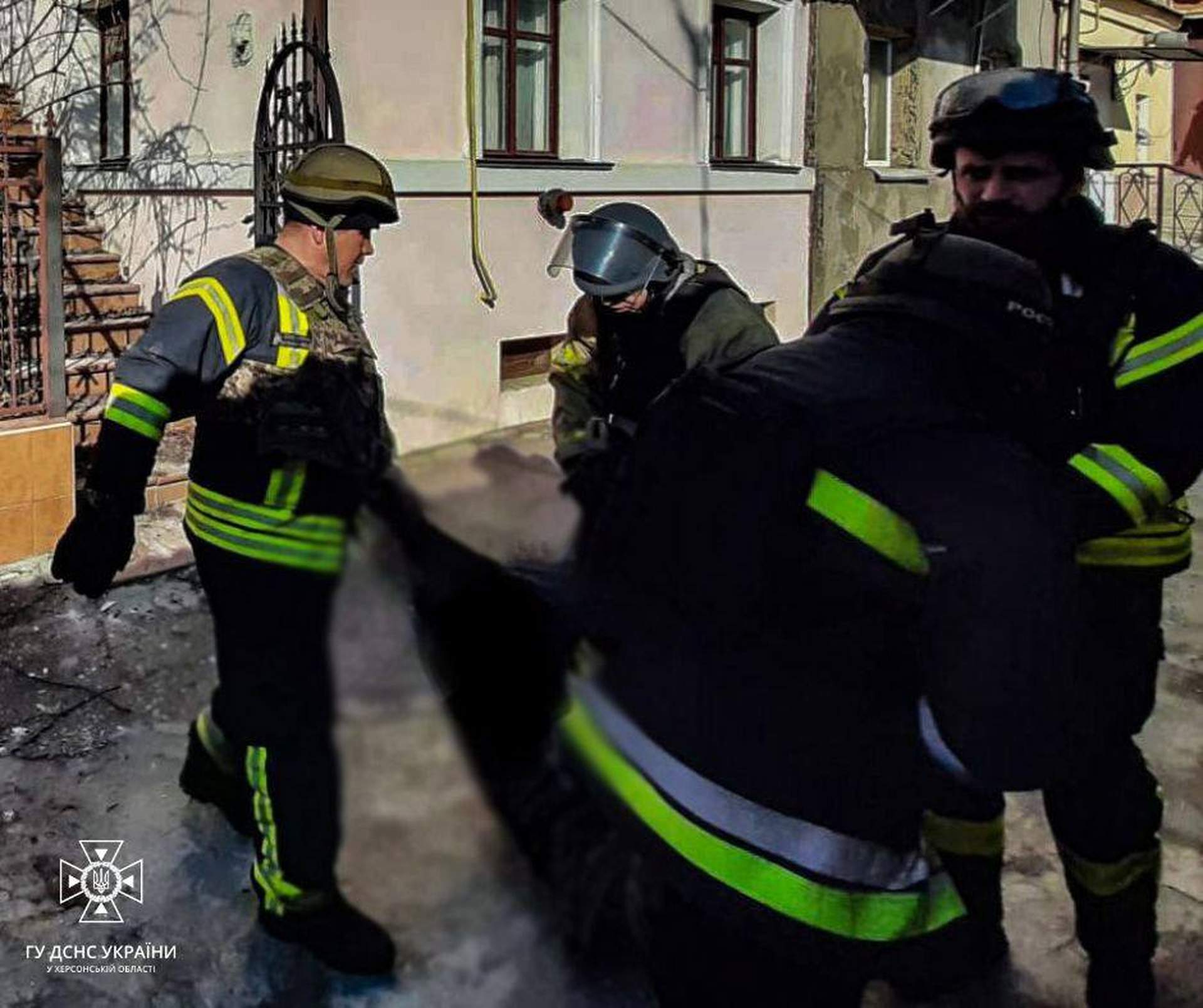 рф вдарила по Херсону: рятувальники зняли тіло загиблого з даху будинку