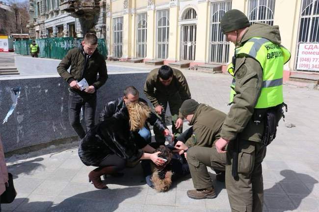 Из-за травмированного обломком фасада прохожего в Одессе начали уголовное производство, а коммунальщики отбивают уникальную лепнину