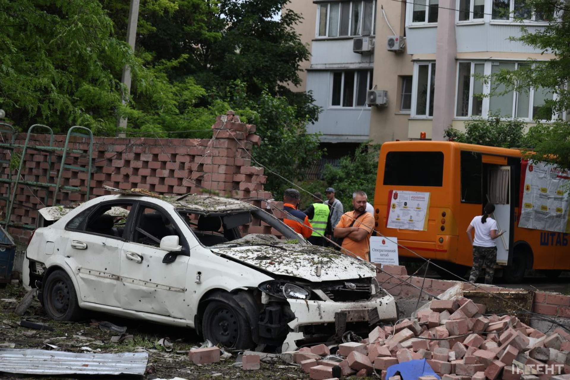 Внаслідок російської атаки в Одесі вночі згоріли 20 авто