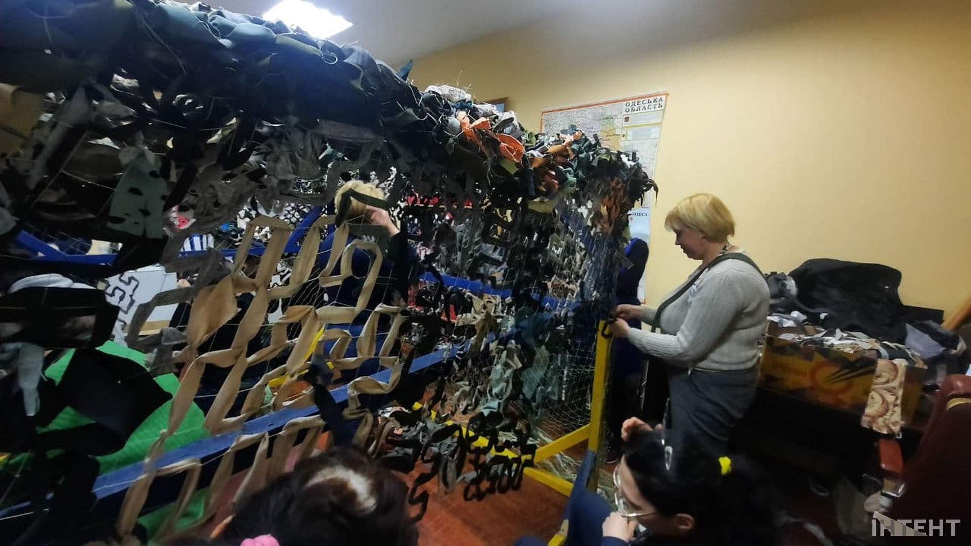 Одесити плетуть маскувальні сітки для військових