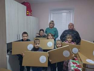 Уряд Арабських Еміратів передав школярам з Херсонщини ноутбуки