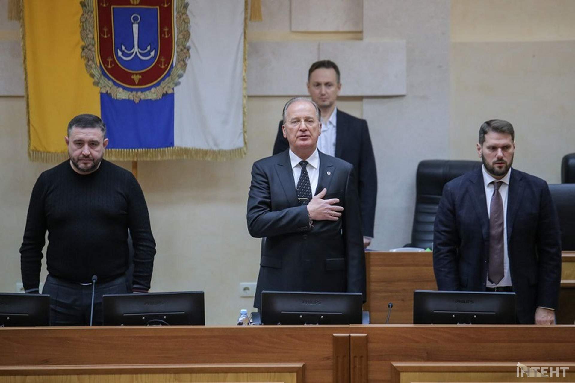 Шрапнель та невдалий перформанс: світлини з сесії Одеської облради