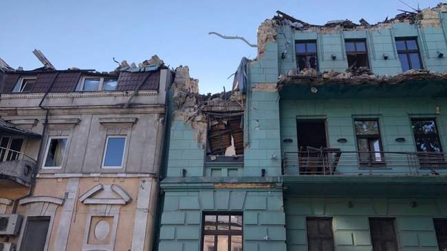 Пошкодженні через обстріли будинки в Одесі.ФОТО: suspilne.media