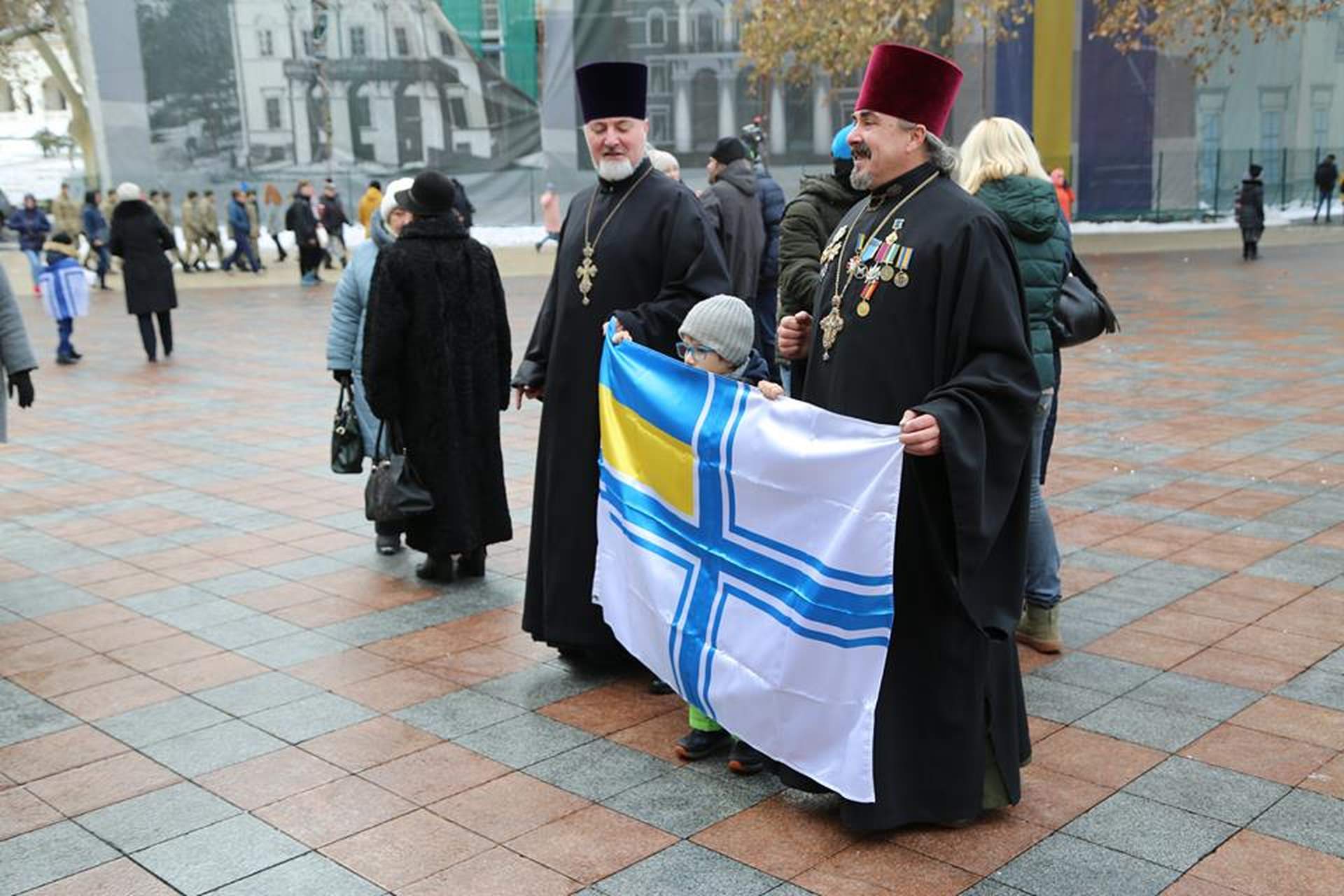 Возле Одесской мэрии подняли флаг ВМС Украины в поддержку военнопленных