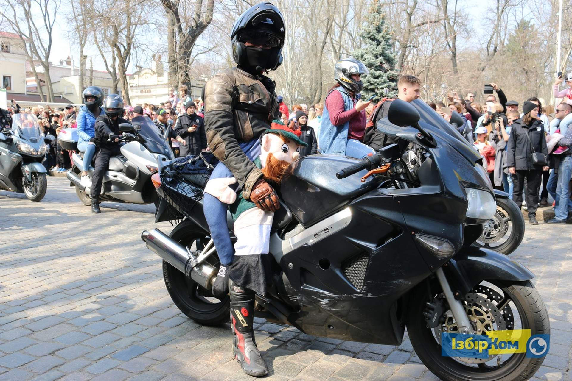 Парад Юморины 2019: зомби, клоуны и Чарли Чаплины