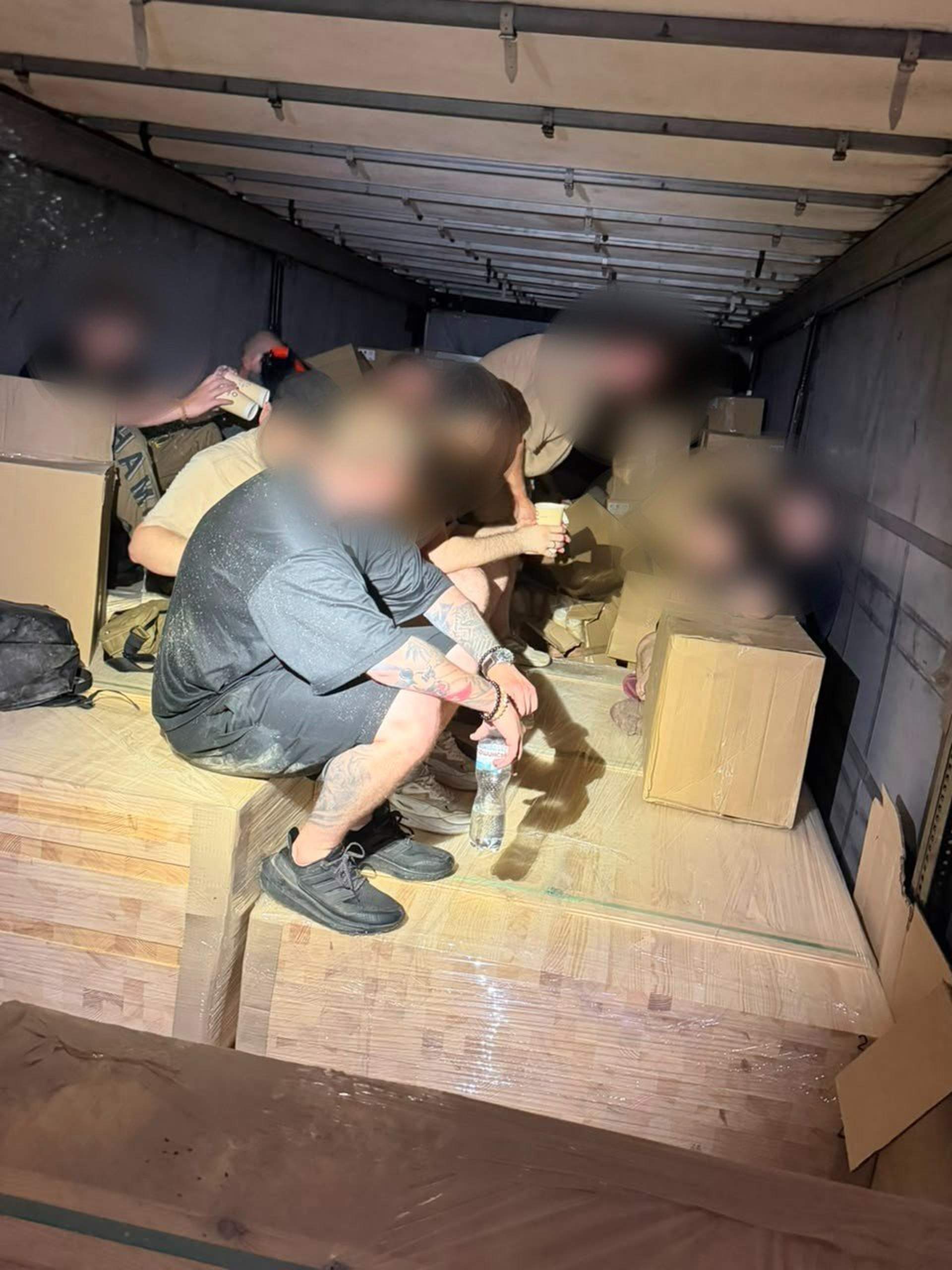 На Одещині 10 чоловіків намагалися вивезти за кордон як меблі