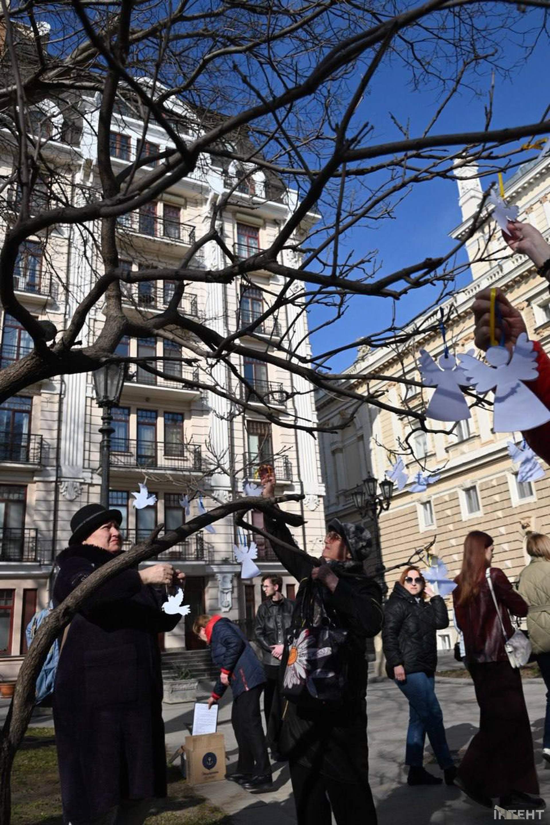 В Одесі вшанували пам'ять вбитих росіянами у драмтеатрі Маріуполя
