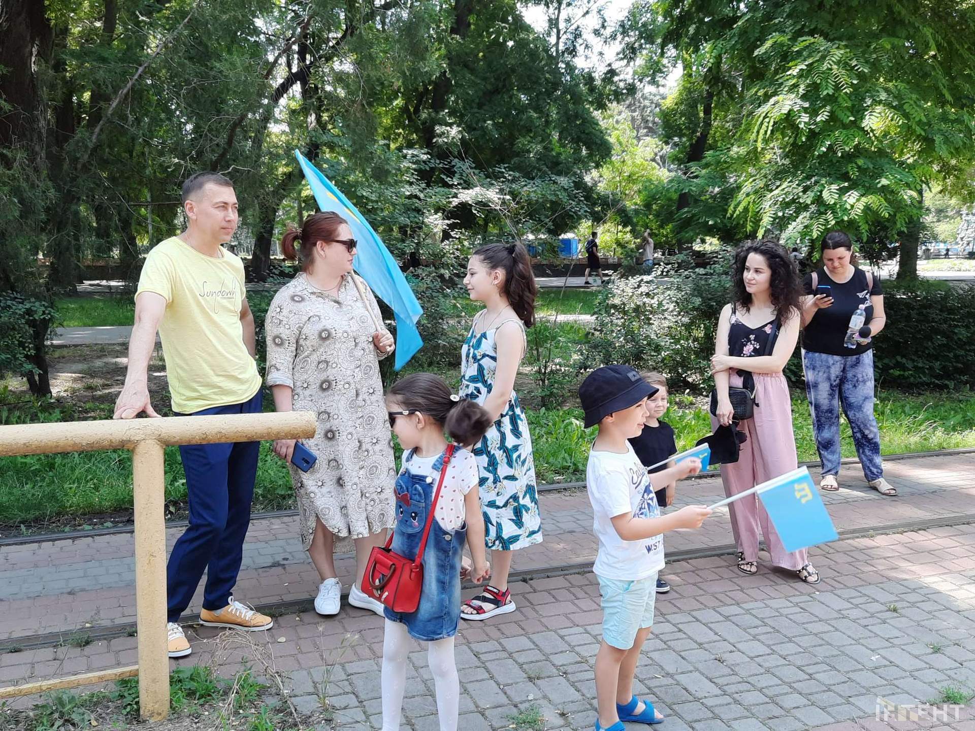 В Одесі влаштували мегамарш вишиванок та автопробіг до дня кримськотатарського прапору