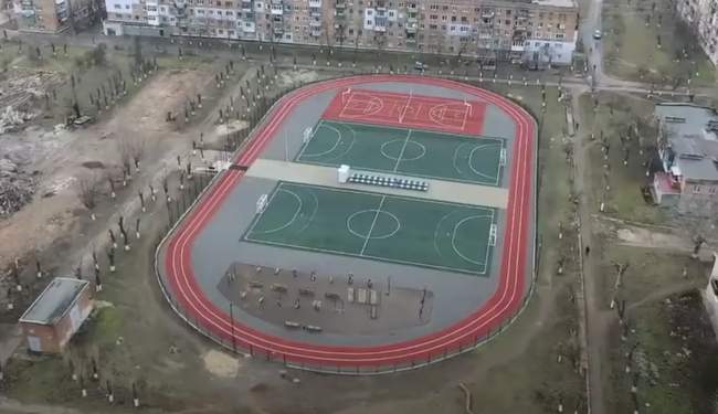Відремонтований стадіон у селі Ольшанське. СКРИНШОТ: Велике будівництво