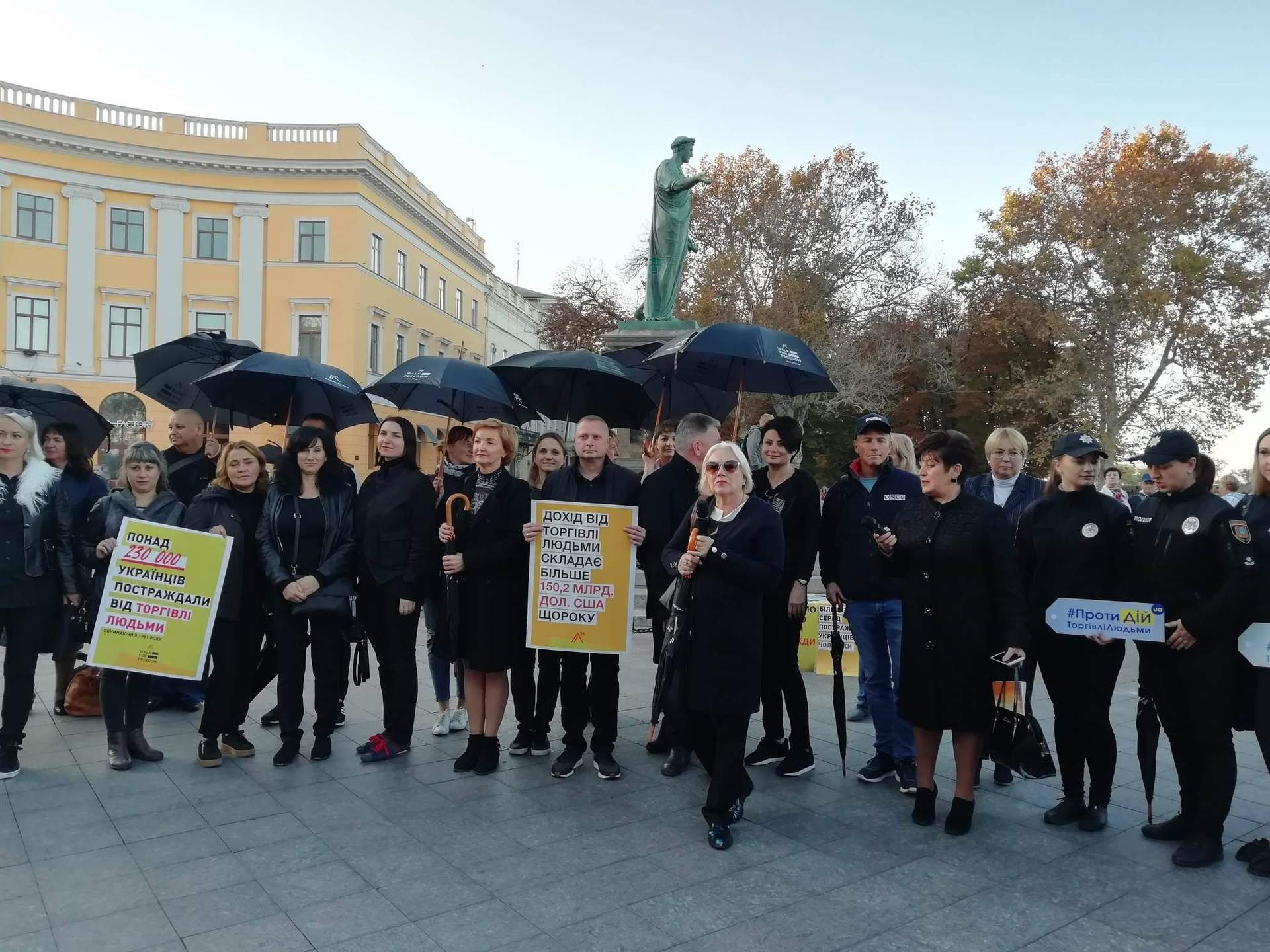 У чорному та з парасолями: в Одесі пройшла акція проти торгівлі людьми