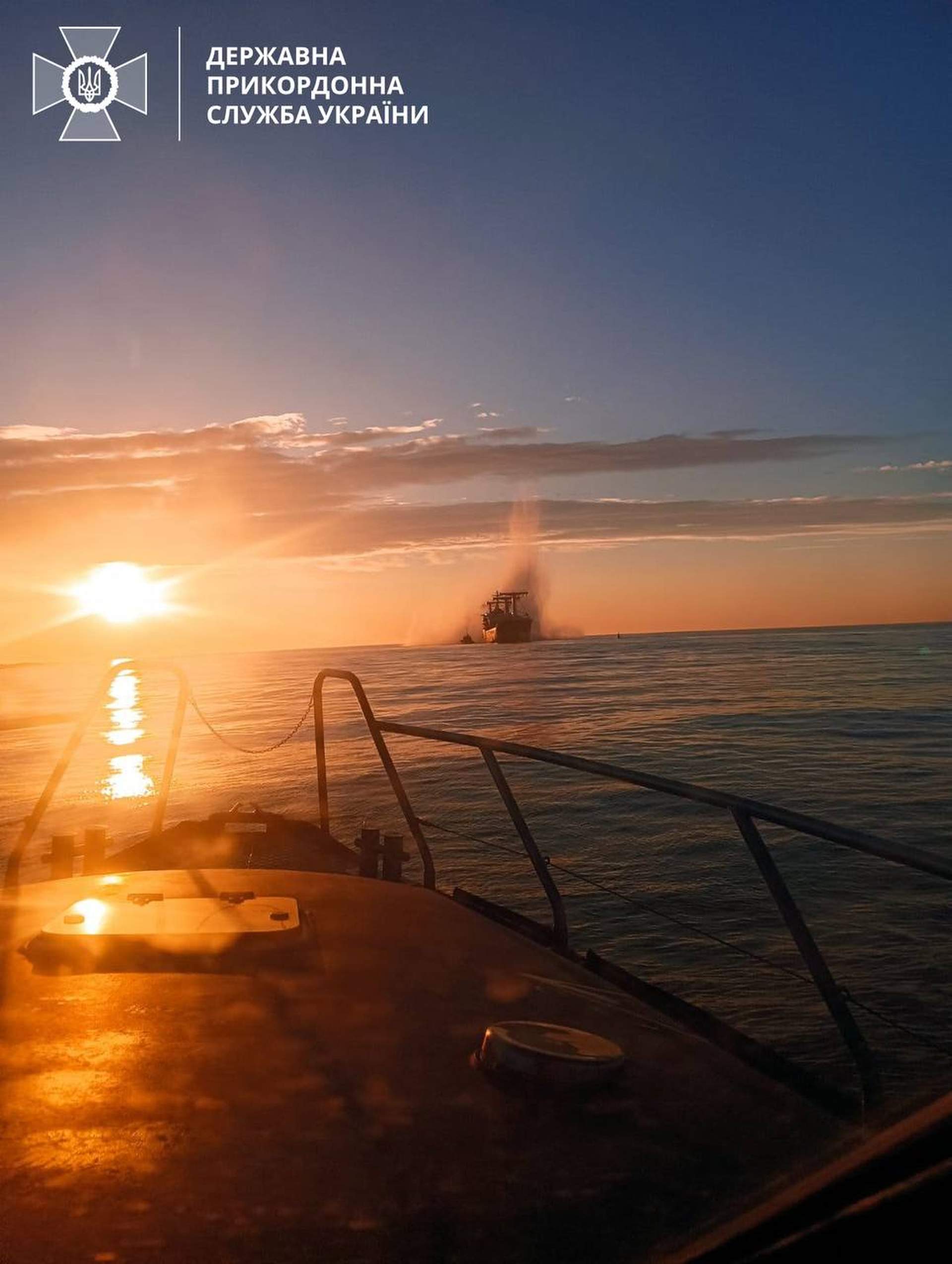 У Чорному морі на ворожій міні підірвалося судно, є поранені моряки