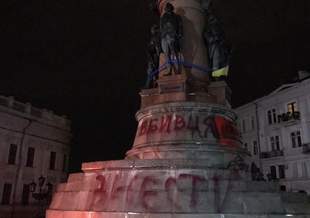 В Одесі продовжують розмальовувати пам'ятник Катерині ІІ